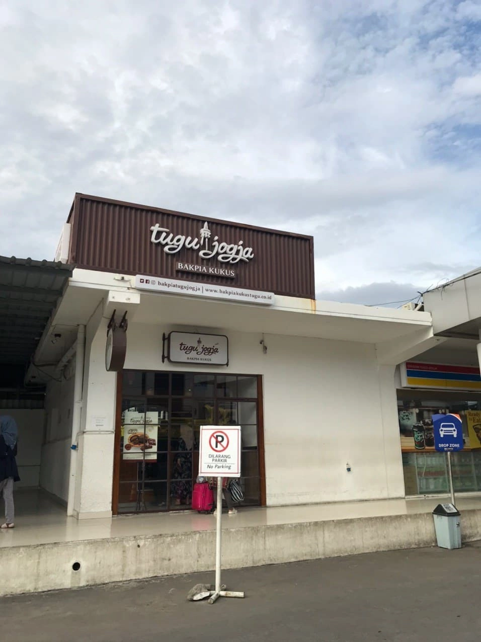 Store Stasiun Tugu